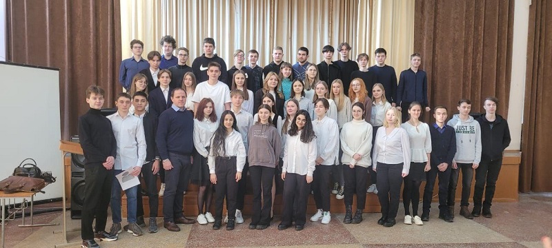 Встреча депутата городской Думы Ушакова Николая Игоревича с учащимися 11х классов.